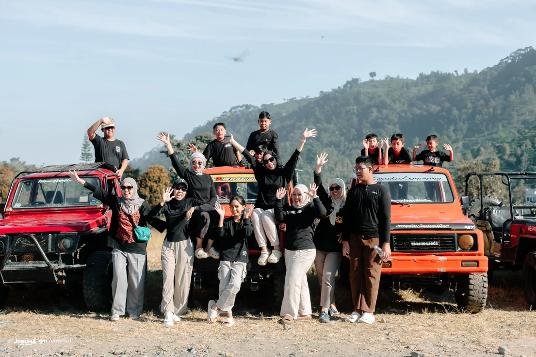 Rombongan wisata berfoto bersama di kawasan pegunungan
