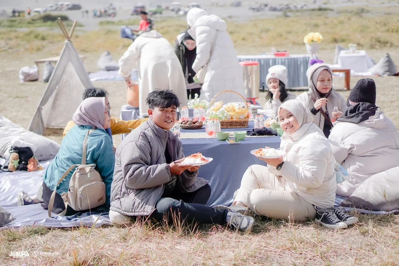 Rombongan menikmati kegiatan piknik bersama